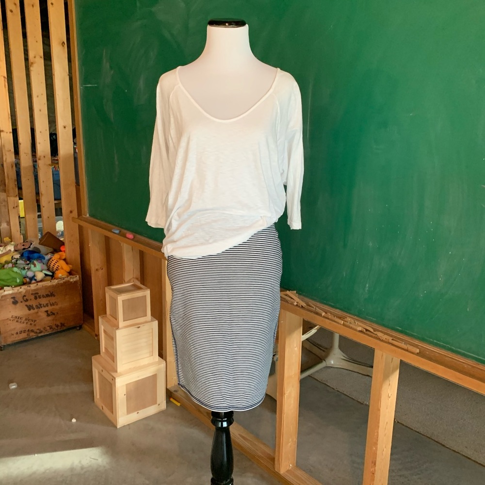 Old Navy pencil skirt. Xs. Navy and white.